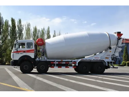 Camion malaxeur à béton / toupie à béton 8×4