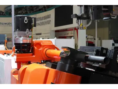 Machine de cintrage de tubes CNC multi-axes