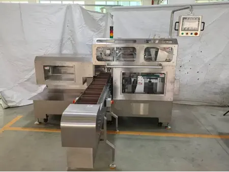 Machine automatique d’ouverture et d’insertion de sacs