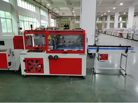 Machine automatique de suremballage rétractable avec soudeuse latérale