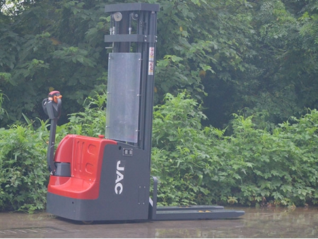 Gerbeur électrique à conducteur accompagnant (modèle renforcé) 1,5-2T
