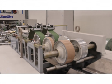 Machine de fabrication de sacs en papier<small>(sacs en papier à fond carré, avec poignée)</small>