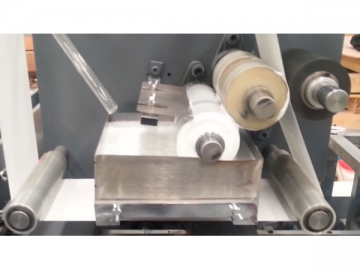 Machine pour la transformation du papier <small>(pour fabrication d'anses de sacs en papier)</small>