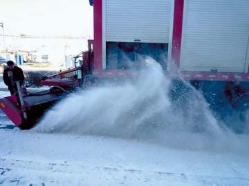 Véhicule de déneigement et de déglaçage