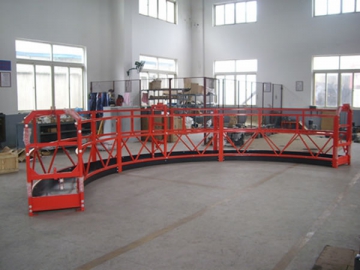 Plate-forme suspendue en arc