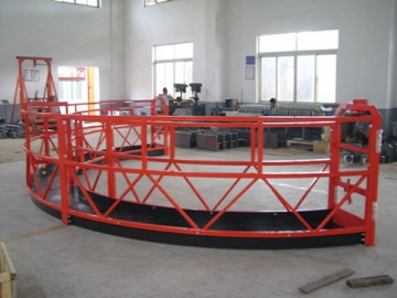 Plate-forme suspendue en arc