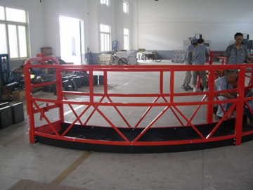 Plate-forme suspendue en arc